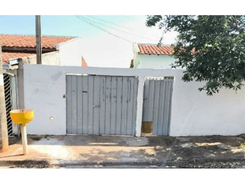 Casa em Leilão com 3 Quartos e 2 Banheiros