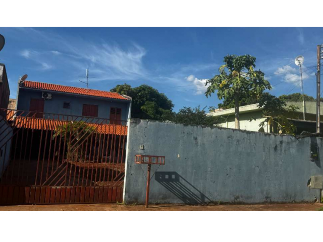 Casa assobradada com 90m², 2 quartos, 2 banheiros, garagem e jardim