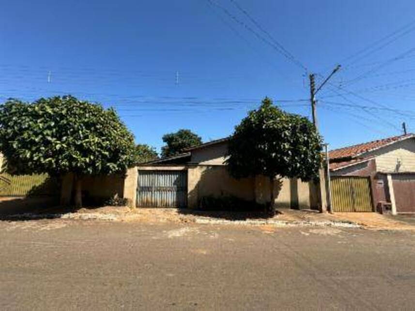 Casa Ocupada com 2 Vagas em Vila Résio - Palmeiras de Goiás