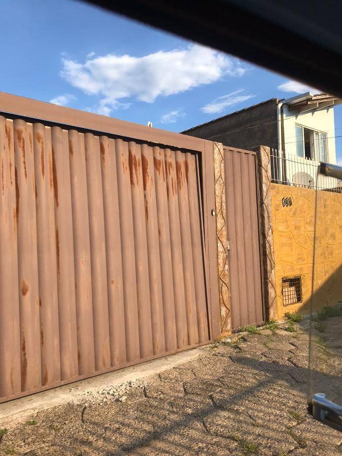 Casa com 3 quartos, 2 banheiros e 1 vaga, área construída 109m²