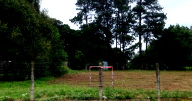 Terreno de 1.210m² em loteamento urbano, desocupado