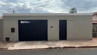 Casa ocupada com 233 m² de área construída