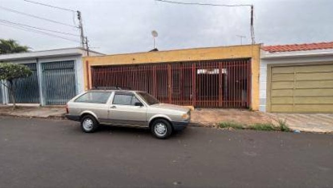 Casa padrão com 3 quartos, 2 banheiros e 1 vaga em Ribeirão Preto