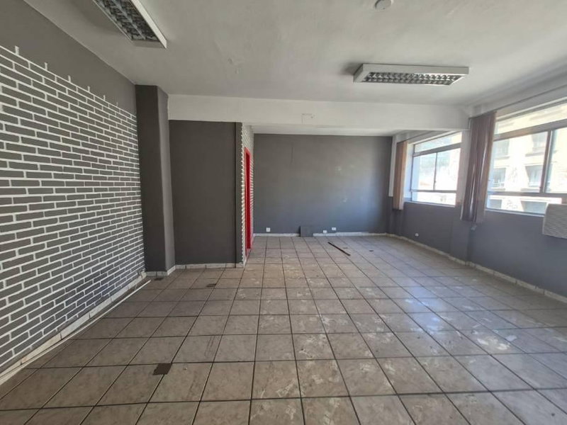 Sala Comercial 132m² Desocupada com 2 Salas e 1 Banheiro