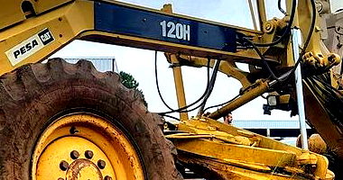 Motoniveladora Caterpillar 120H Ano 1997 com Defeitos