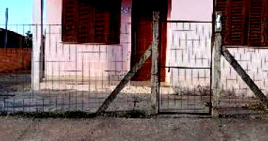 Casa aconchegante 66,85m² com terreno de 300m², desocupada