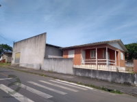 Fração de 50% de terreno com casa de madeira e alvenaria