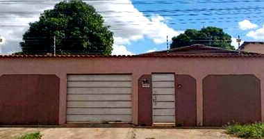 Casa padrão com 3 quartos, 2 banheiros, 1 vaga, ocupada