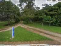 Casa com piscina e casa para caseiro em terreno de 20.000m²