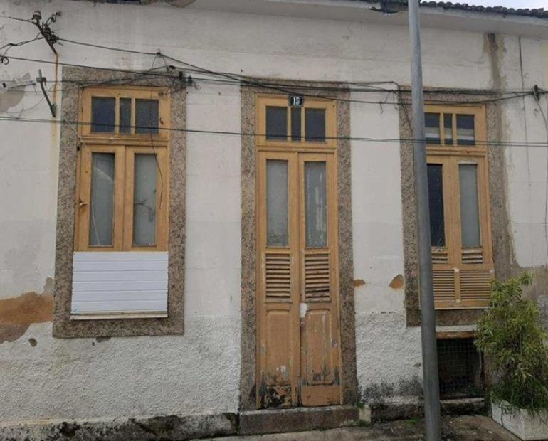 Casa com 77m², 2 quartos, ocupada, em leilão