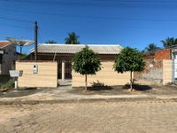 Casa com 3 quartos, 1 banheiro e 1 vaga de garagem, ocupada