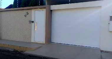 Casa com 3 quartos, 2 banheiros, varanda e 1 vaga de garagem