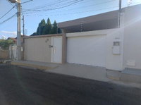 Casa com 3 quartos, 2 banheiros, varanda e 1 vaga de garagem