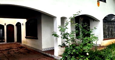 Casa com 3 quartos, 2 banheiros e 194m² construída, desocupada