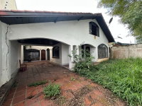 Casa com 3 quartos, 2 banheiros e 194m² construída, desocupada