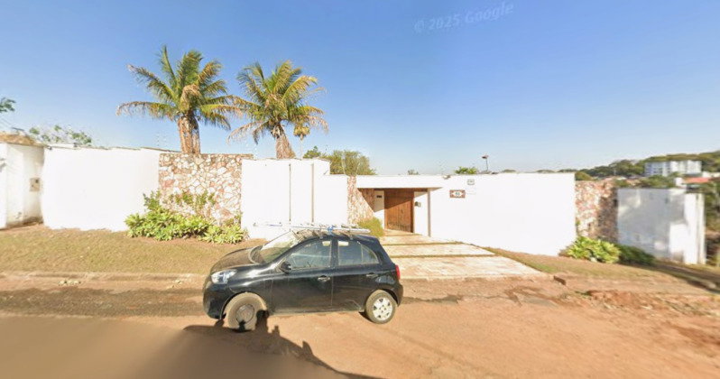 Casa com 4 quartos, 2 banheiros, piscina e garagem para 5 veículos