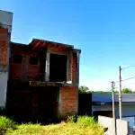 Sobrado inacabado com 3 quartos em construção, desocupado