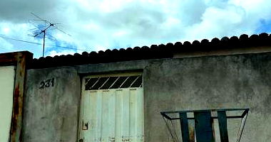 Casa com 3 quartos, 2 banheiros, varanda e 1 vaga de garagem
