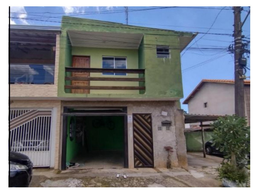 Casa Multifamiliar com 4 Quartos e 3 Banheiros em Leilão