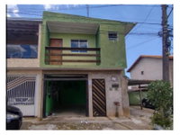 Casa Multifamiliar com 4 Quartos e 3 Banheiros em Leilão