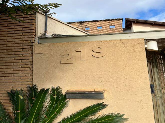 Casa ampla com 1200m² terreno e 574m² construída, ocupada