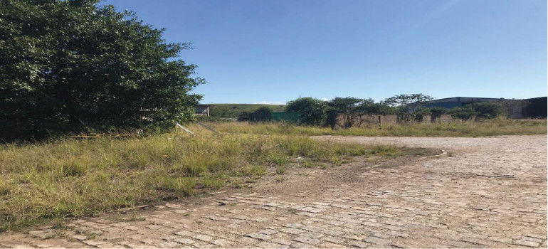 Sítio com 5.000m², área edificada 1.010m², área descoberta 3.990m², área de serviço