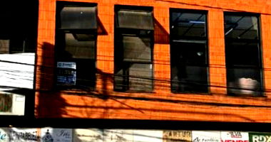 Sala comercial com 41m² privativos, fração ideal 40%, desocupada