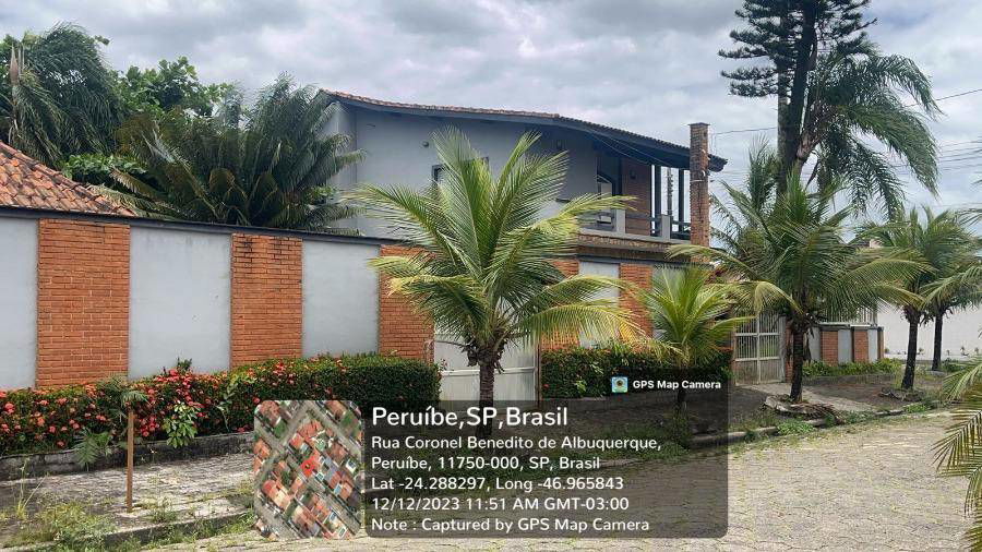 Casa ocupada com 782m² terreno e 318m² construída