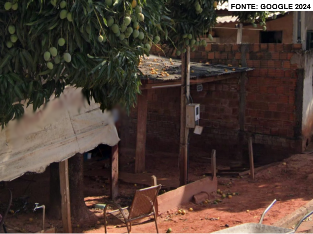 Casa de madeira com 2 cômodos, terreno 313,90m² - Oportunidade