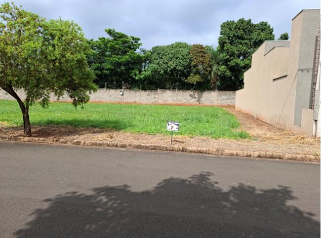 Terreno residencial com 230,82m² em condomínio com lazer completo