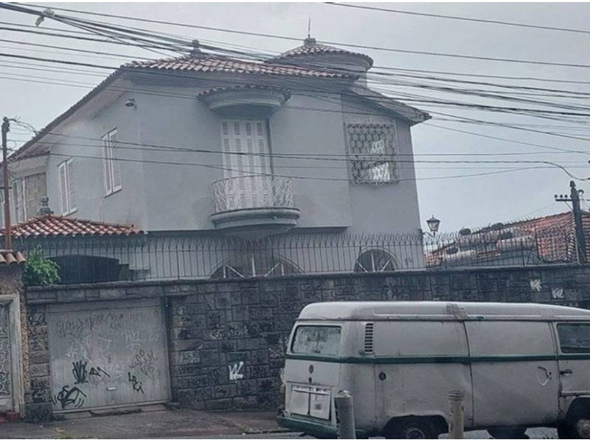 Casa ocupada com 374 m² construídos e 2 vagas