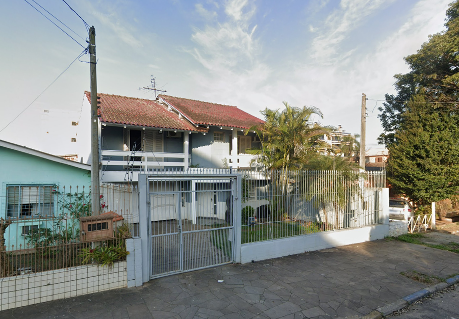 Casa com 3 quartos, 2 banheiros, 211,98 m² construída, ocupada