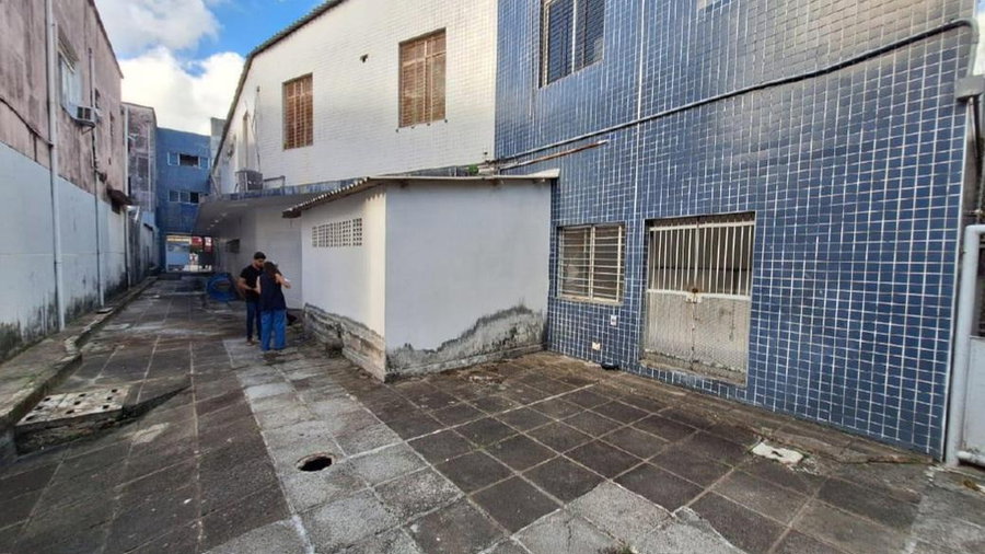 Prédio comercial com auditório e estrutura em Casa Amarela