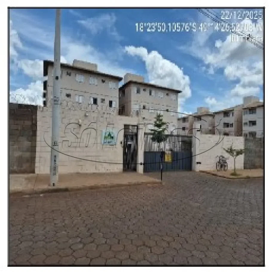 Apartamento com 2 quartos, varanda e 1 vaga de garagem