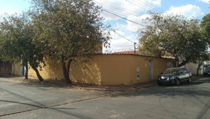 Casa com 2 quartos, 1 banheiro e 1 vaga de garagem