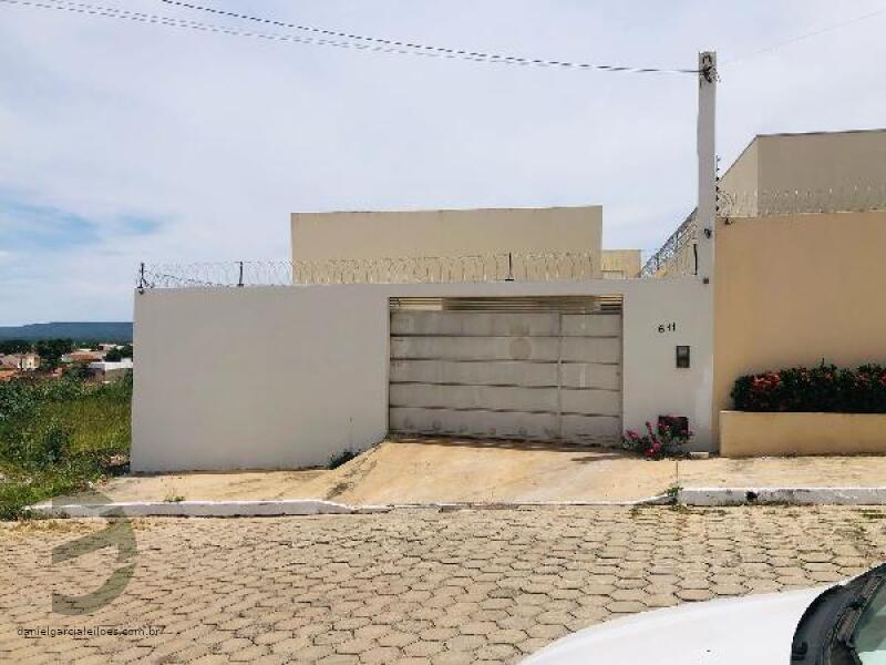 Casa com 2 quartos, 3 banheiros, 70m² construída, 1 vaga, desocupada