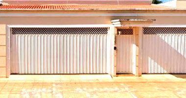 Casa ampla 3 quartos, 2 banheiros, 376m² construída, ocupada