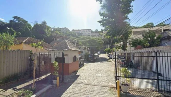 Casa ocupada com 288 m² de área construída