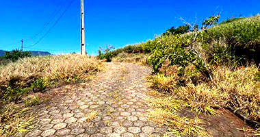 Espaçoso lote de 851 m² para construção, ocupado