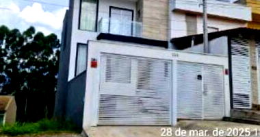 Casa com 3 pavimentos, 203,8m² construída, ocupada
