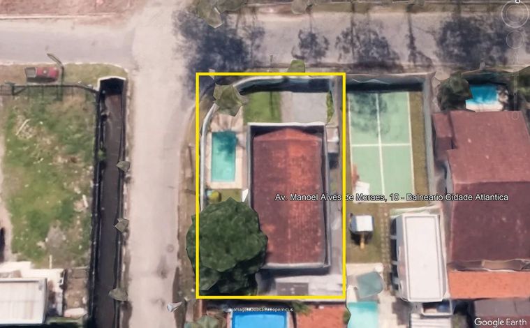 Casa em Guarujá com 171,36m² de área construída