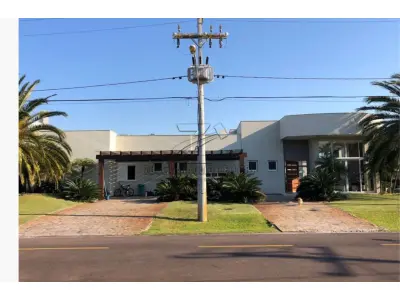 Mansão de Luxo com 974m² Privativos em Condomínio Fechado