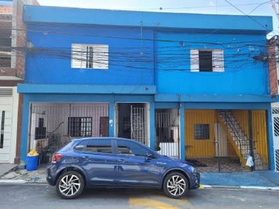 Casa com 6 unidades domiciliares, 6 quartos, 3 pavimentos, desocupada