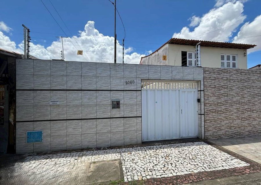Casa Ocupada com 227m² de Área Construída em Fortaleza