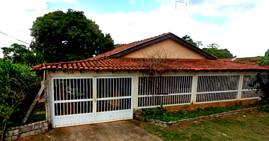 Chácara com 2 casas simples, 4 quartos, 2 banheiros, 275m² construída