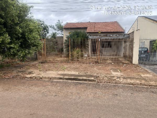 Casa ocupada com 2 quartos e 74,67 m² privativos