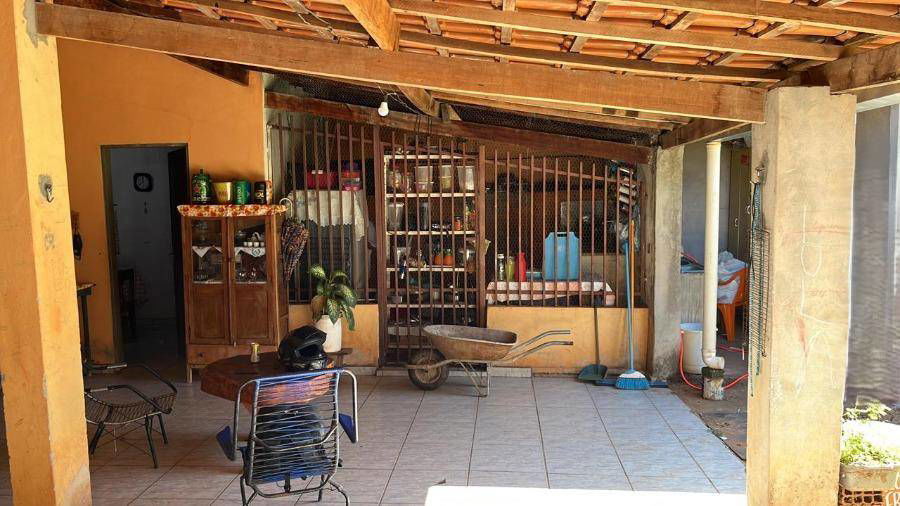 Casa com 3 quartos, 2 banheiros e 1 vaga, área construída 135m²