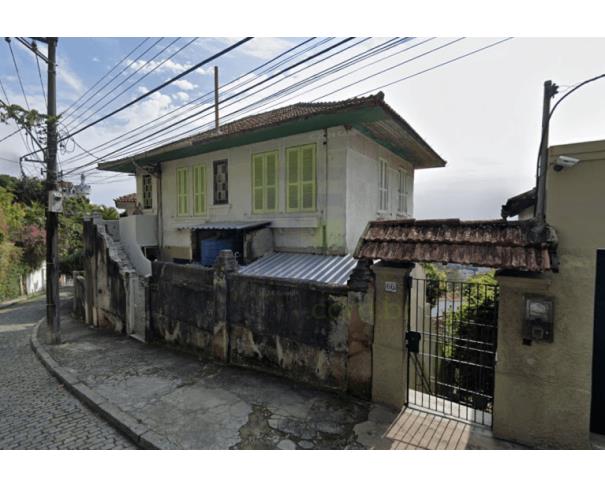 Casa em Santa Teresa com 2 pavimentos e terreno de 230m²