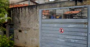 Direitos sobre terreno 250 m² com construção, desocupado