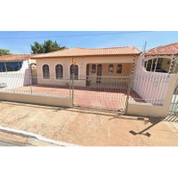 Casa ocupada com 285m² em lote de 405m²